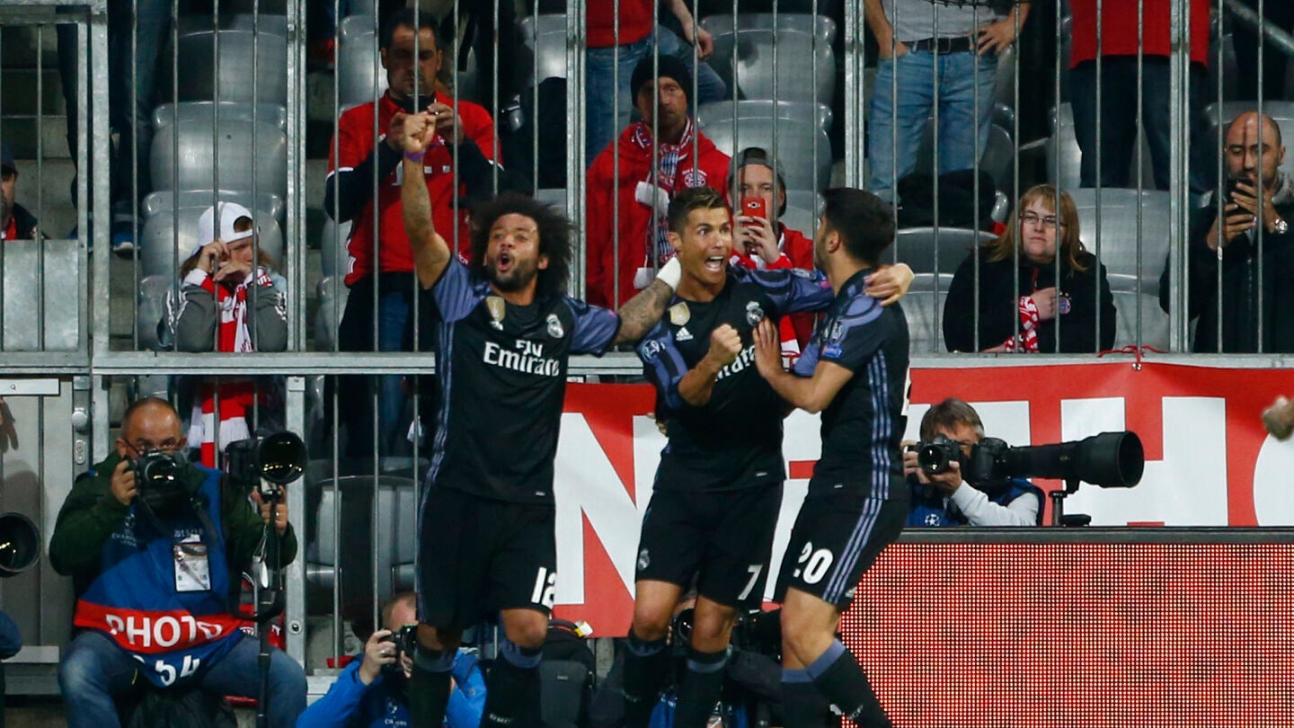 Cristiano Ronaldo celebra con sus compa&ntilde;eros su segundo gol al Bayern