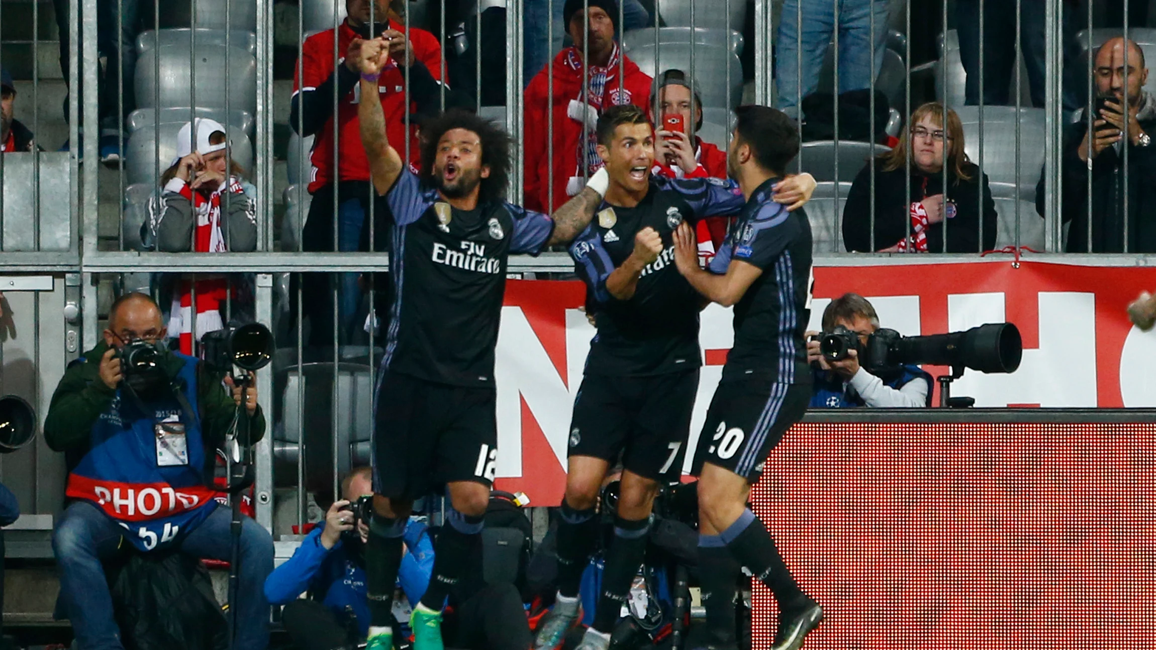 Cristiano Ronaldo celebra con sus compañeros su segundo gol al Bayern Cristiano Ronaldo celebra con sus compañeros su segundo gol al Bayern