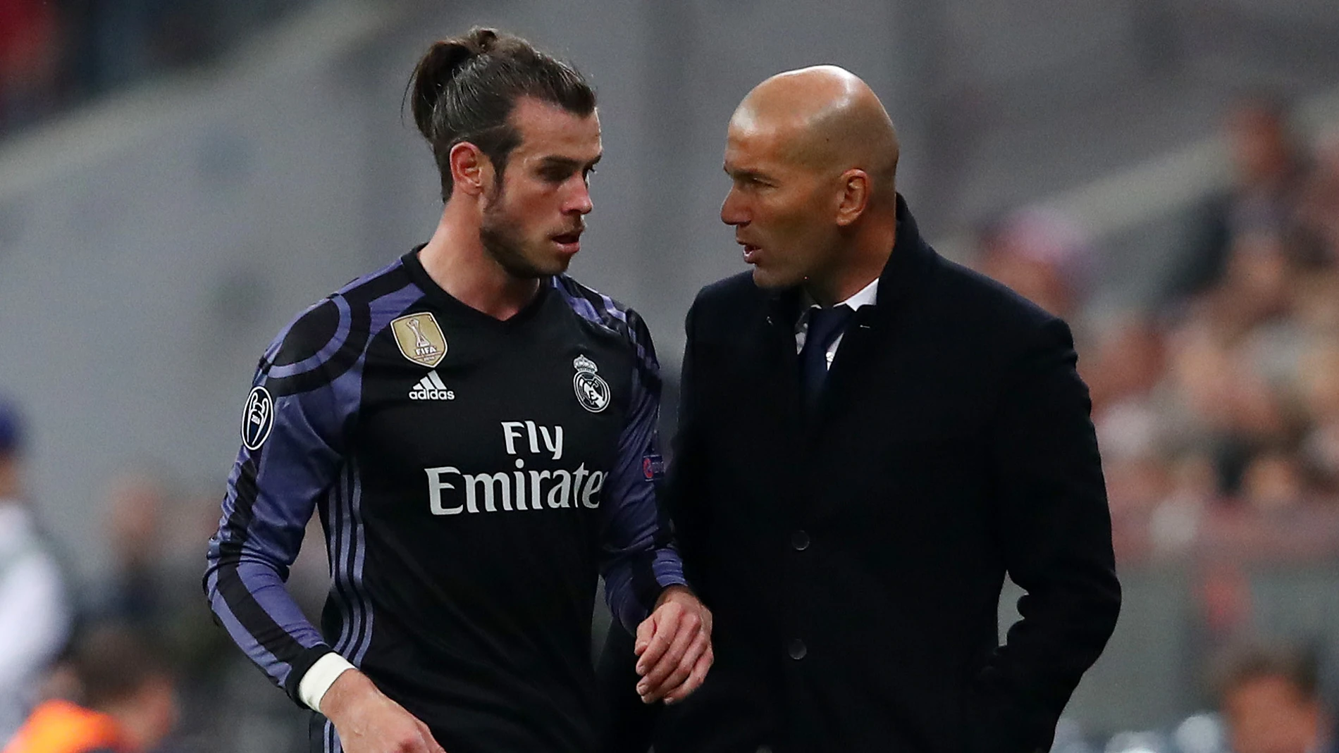 Bale dialoga con Zidane en la banda del Allianz Arena