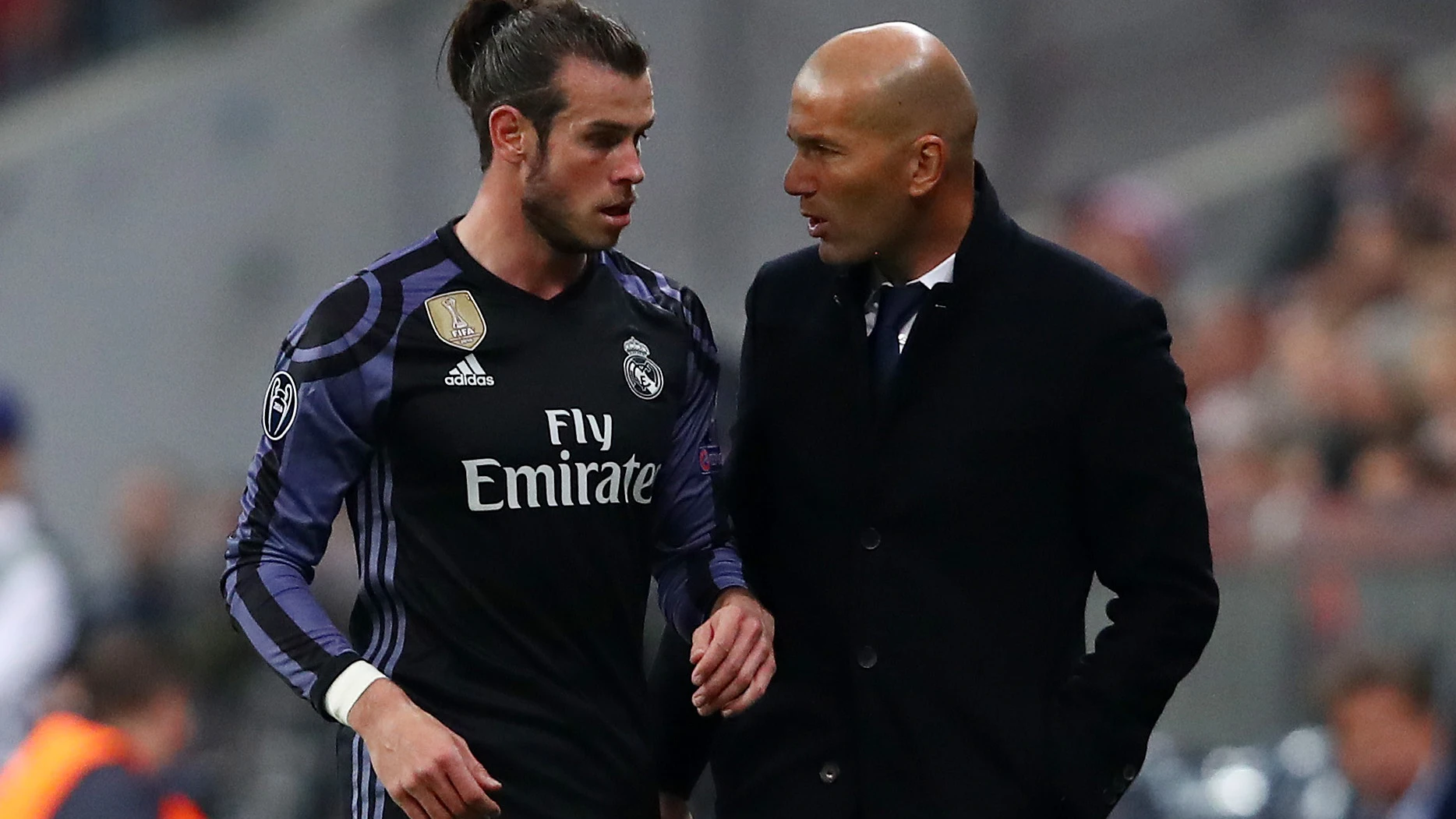 Bale dialoga con Zidane en la banda del Allianz Arena