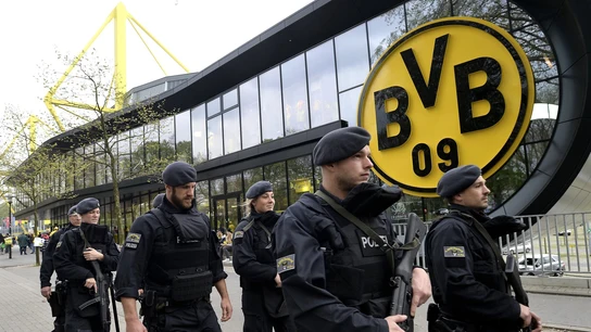 Policías aseguran el estadio Signal Iduna Park Policías aseguran el estadio Signal Iduna Park
