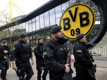Policías aseguran el estadio Signal Iduna Park Policías aseguran el estadio Signal Iduna Park