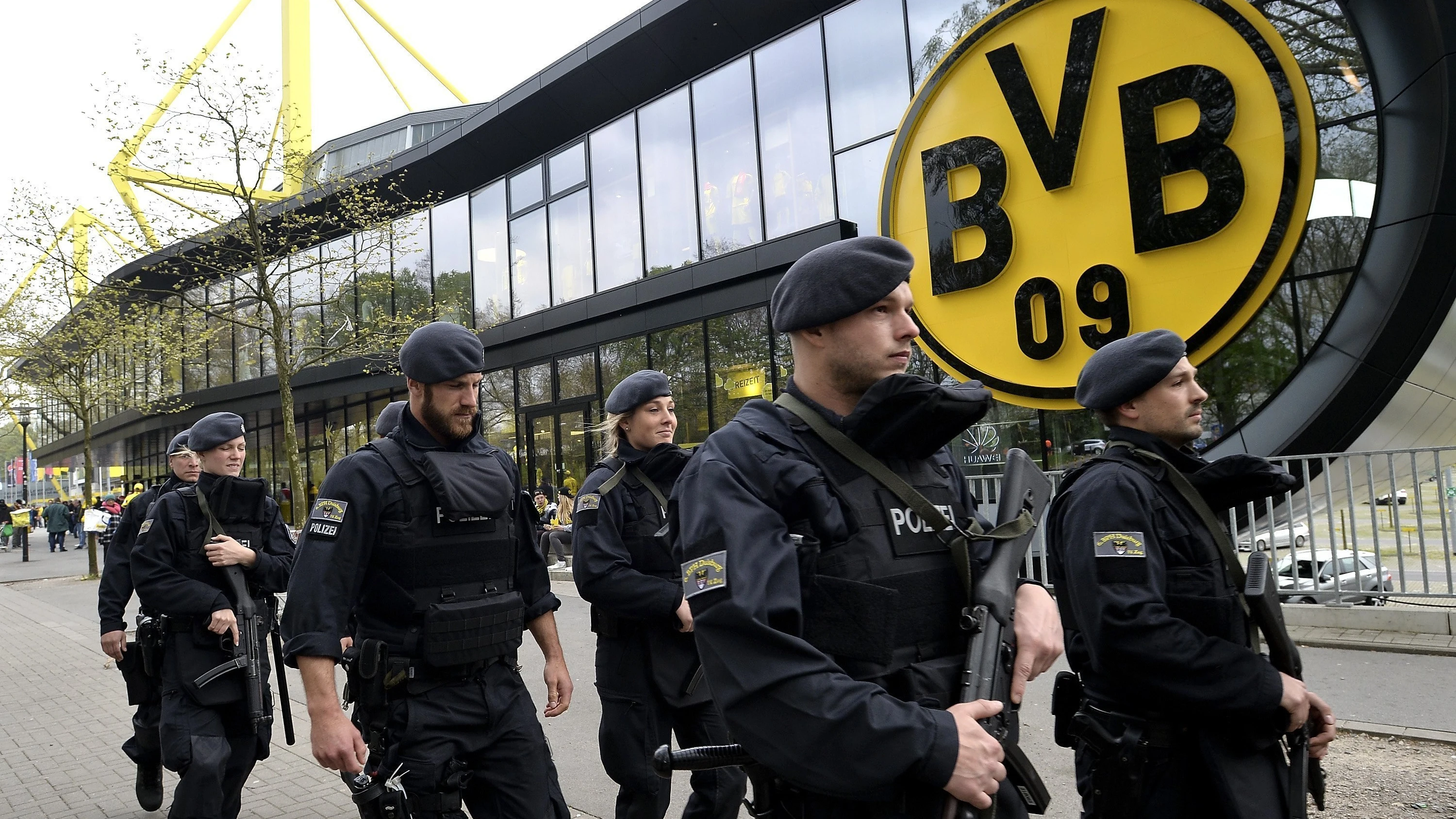 Policías aseguran el estadio Signal Iduna Park Policías aseguran el estadio Signal Iduna Park