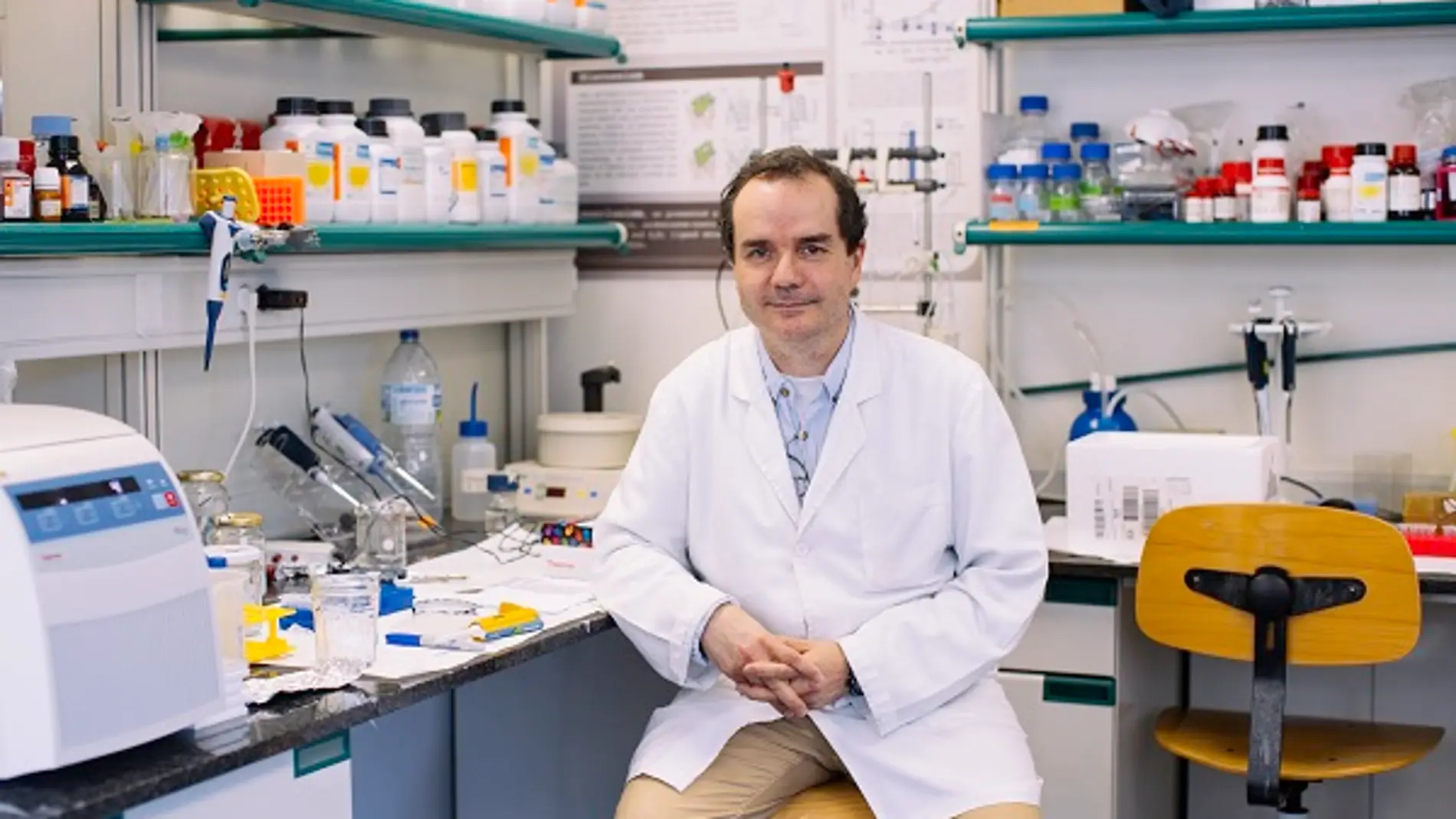 El profesor Francisco Ciruela, de la Facultad de Medicina y Ciencias de la Salud, el Instituto de Neurociencias de la UB y el IDIBELL.