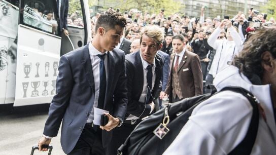Cristiano y Coentrao se bajan del autob&uacute;s del Real Madrid en M&uacute;nich