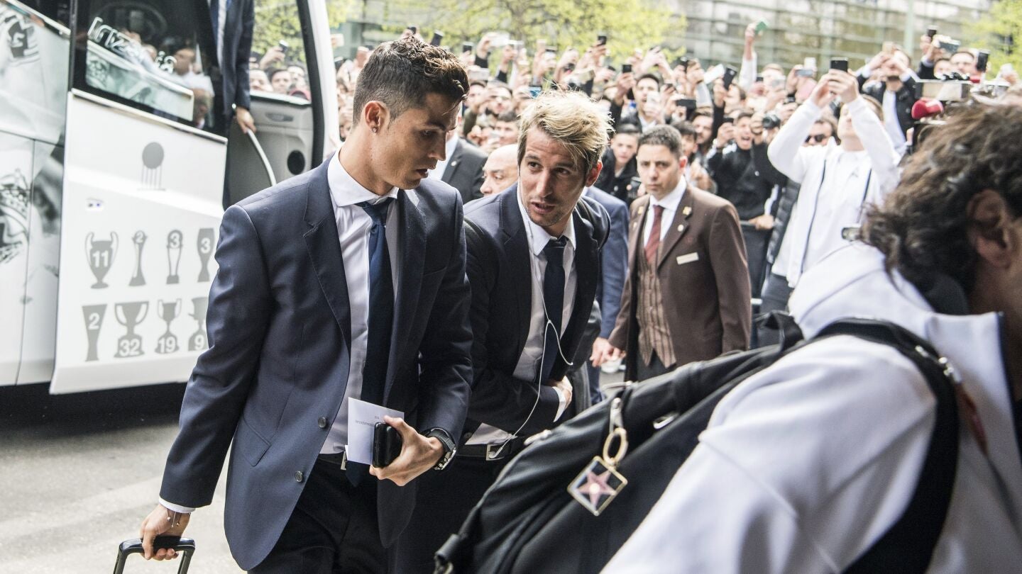 Cristiano y Coentrao se bajan del autob&uacute;s del Real Madrid en M&uacute;nich