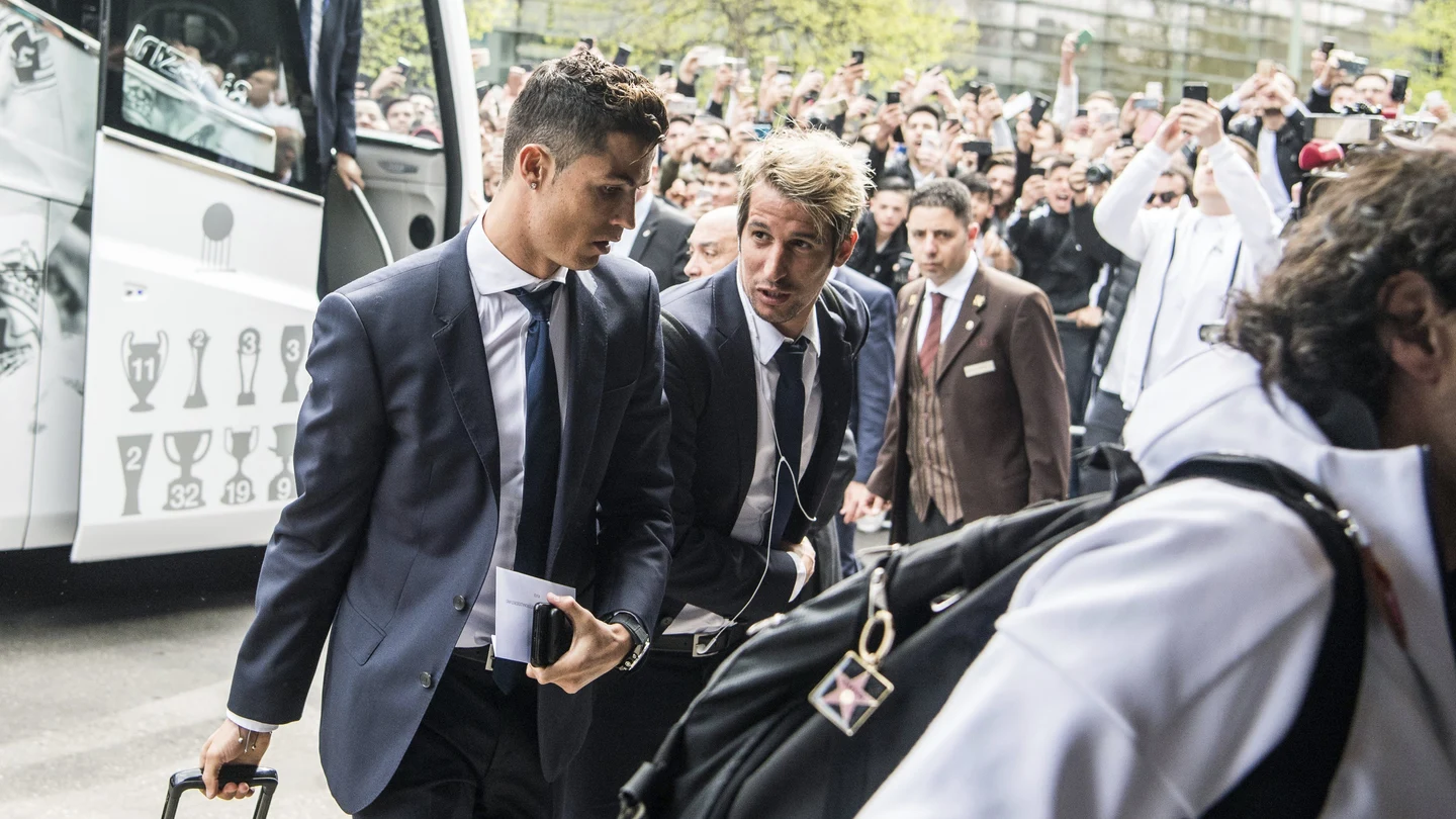 Cristiano y Coentrao se bajan del autobús del Real Madrid en Múnich Cristiano y Coentrao se bajan del autobús del Real Madrid en Múnich