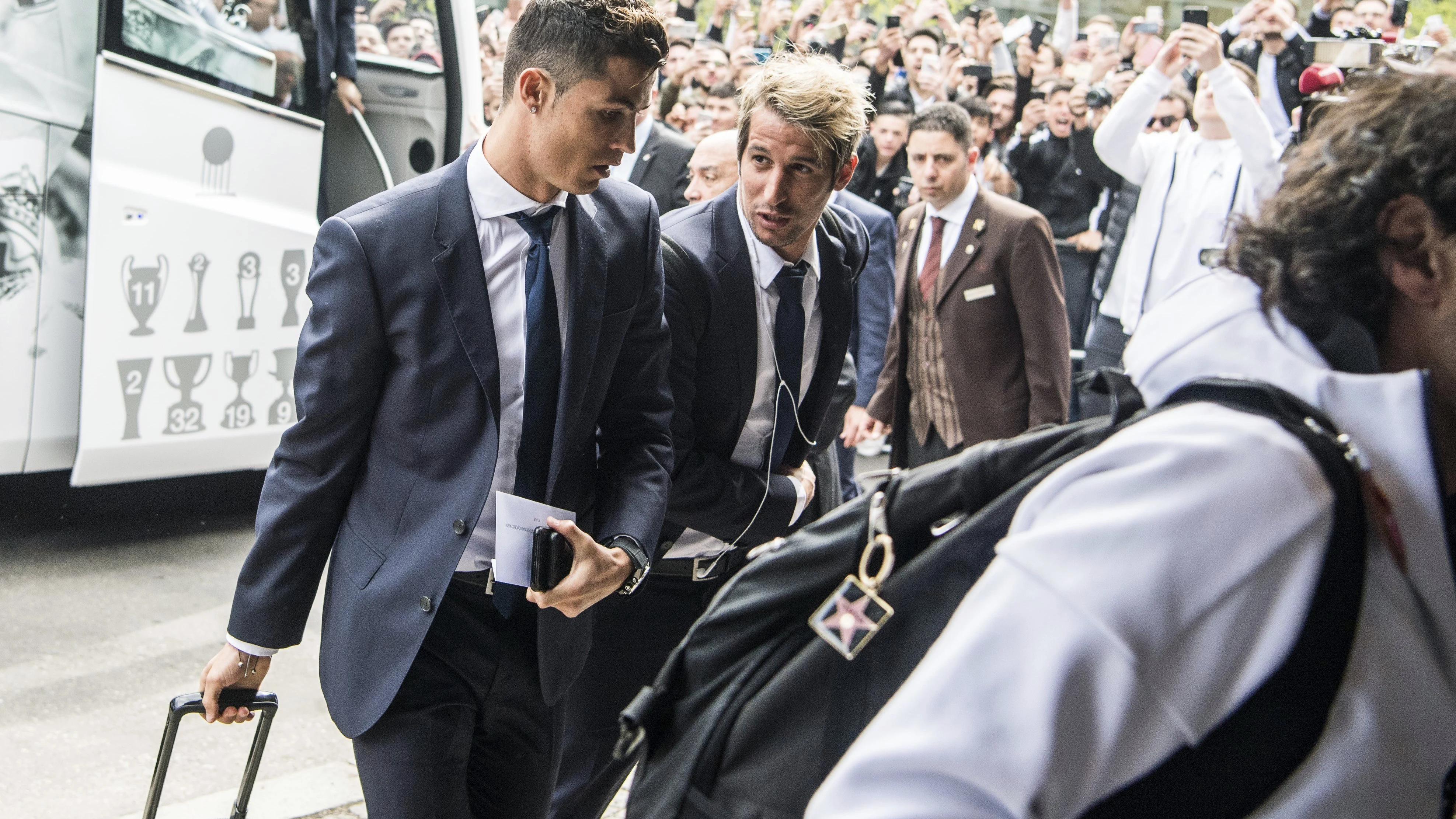 Cristiano y Coentrao se bajan del autobús del Real Madrid en Múnich