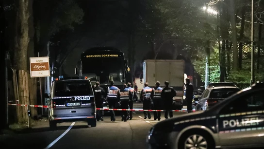 El autobús del Borussia Dortmund, acordonado por la policía alemana El autobús del Borussia Dortmund, acordonado por la policía alemana