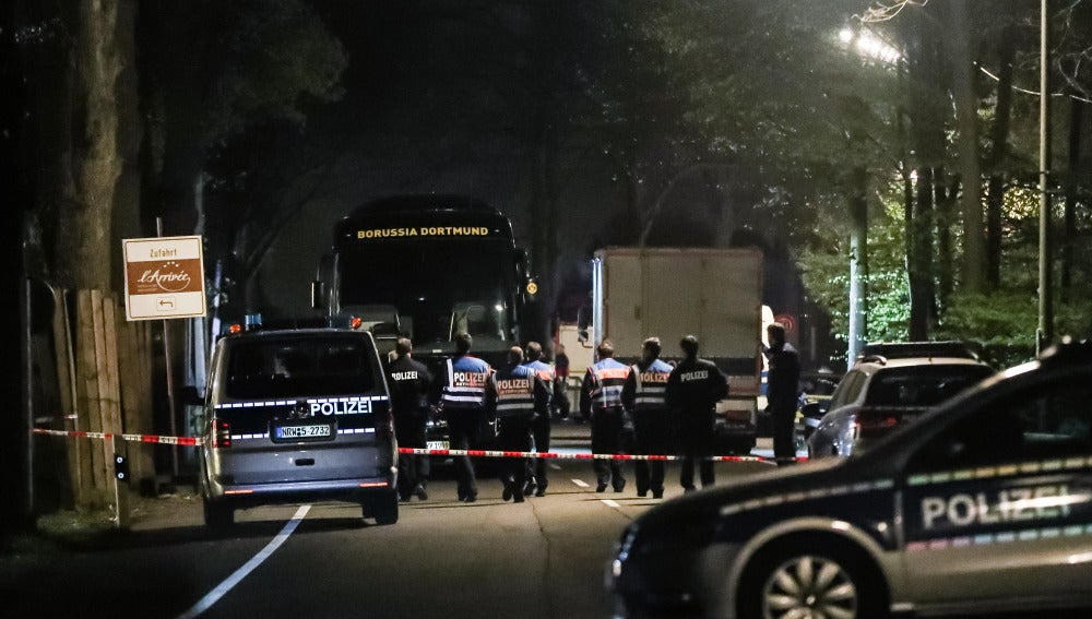 El autobús del Borussia Dortmund, acordonado por la policía alemana