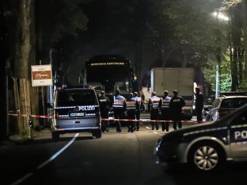 El autobús del Borussia Dortmund, acordonado por la policía alemana El autobús del Borussia Dortmund, acordonado por la policía alemana