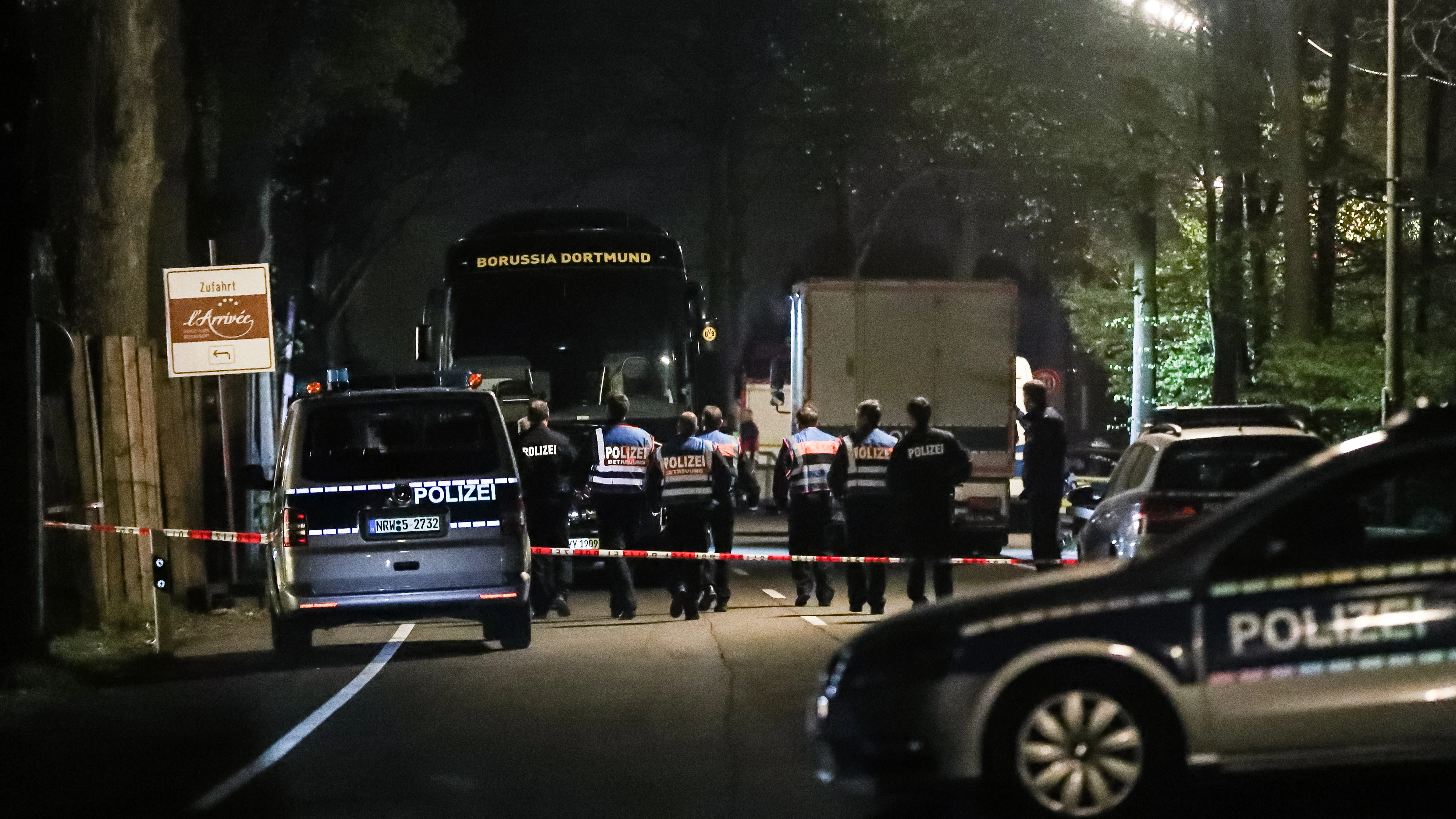 El autobús del Borussia Dortmund, acordonado por la policía alemana