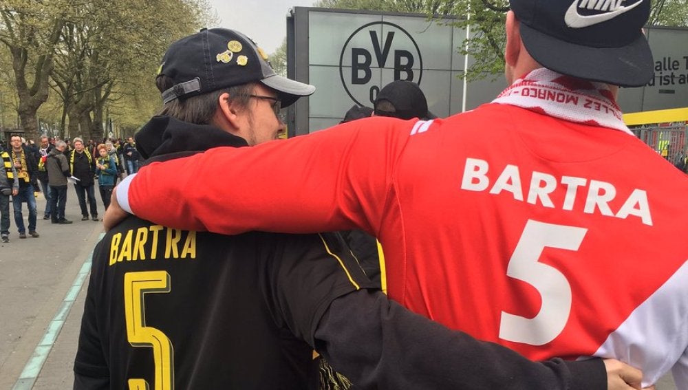 La afición del Dortmund y del Mónaco, unidas por Marc Bartra