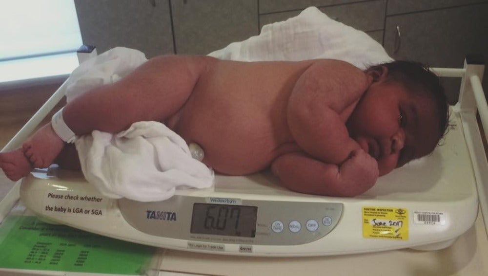 Una madre da a luz a un bebé de 6 kilos de manera natural y sin epidural 