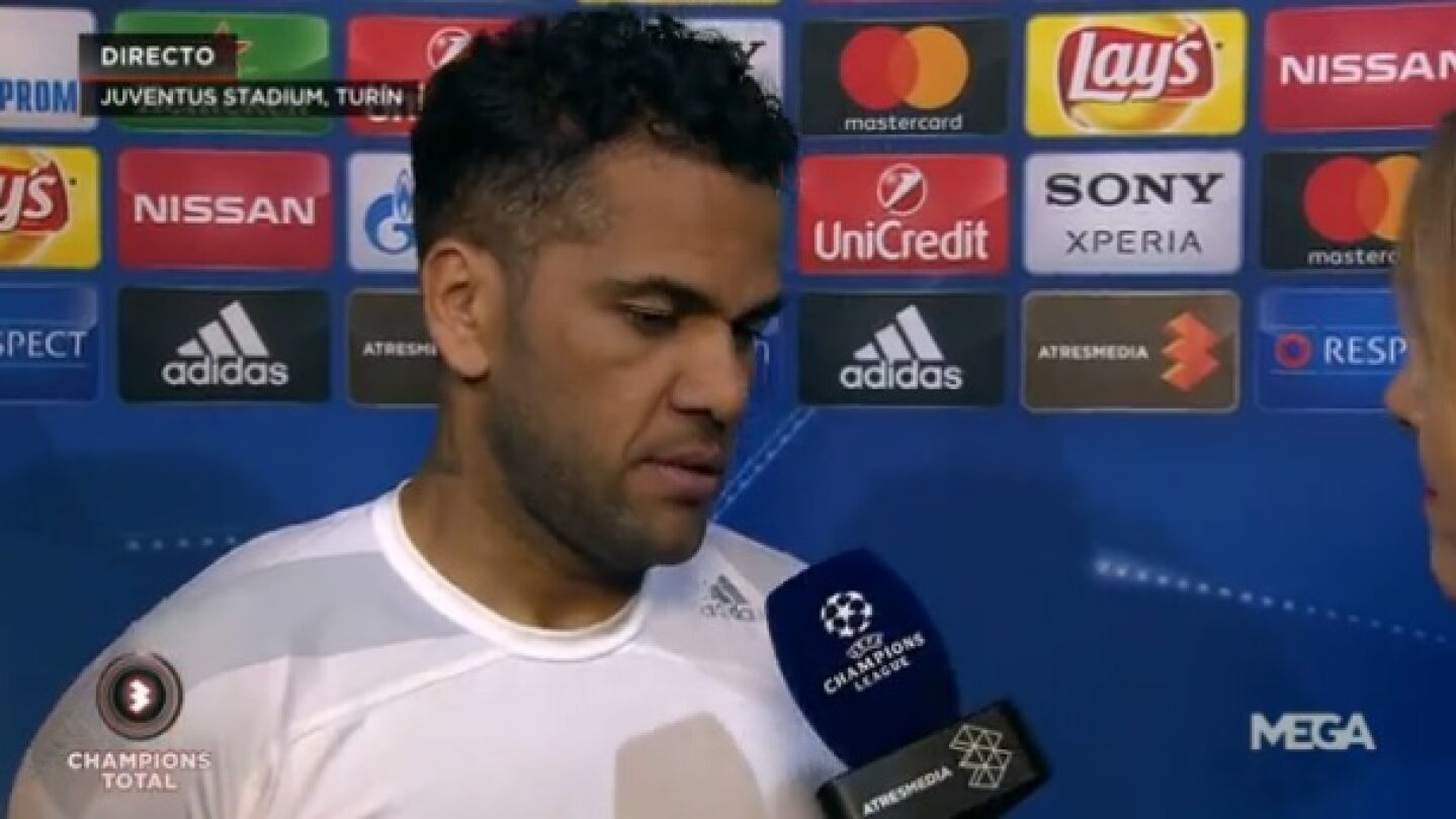 Dani Alves atiende la micr&oacute;fono de Susana Guasch