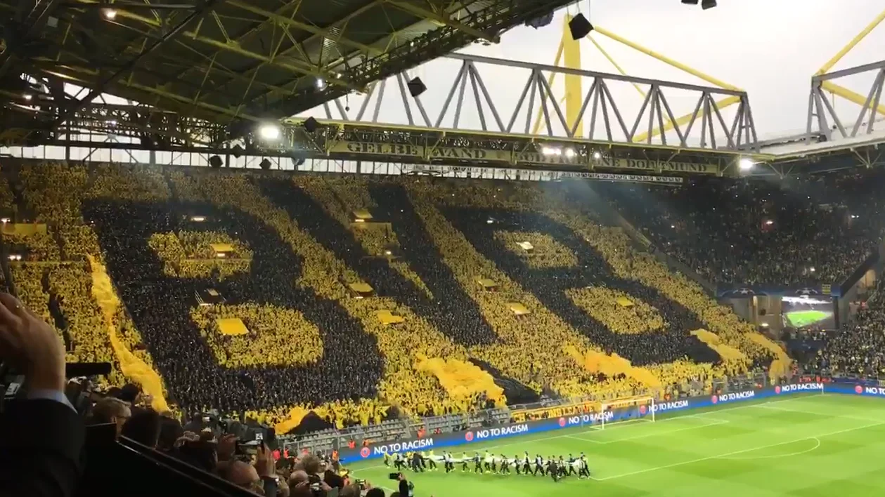 Mosaico de los hinchas del Dortmund