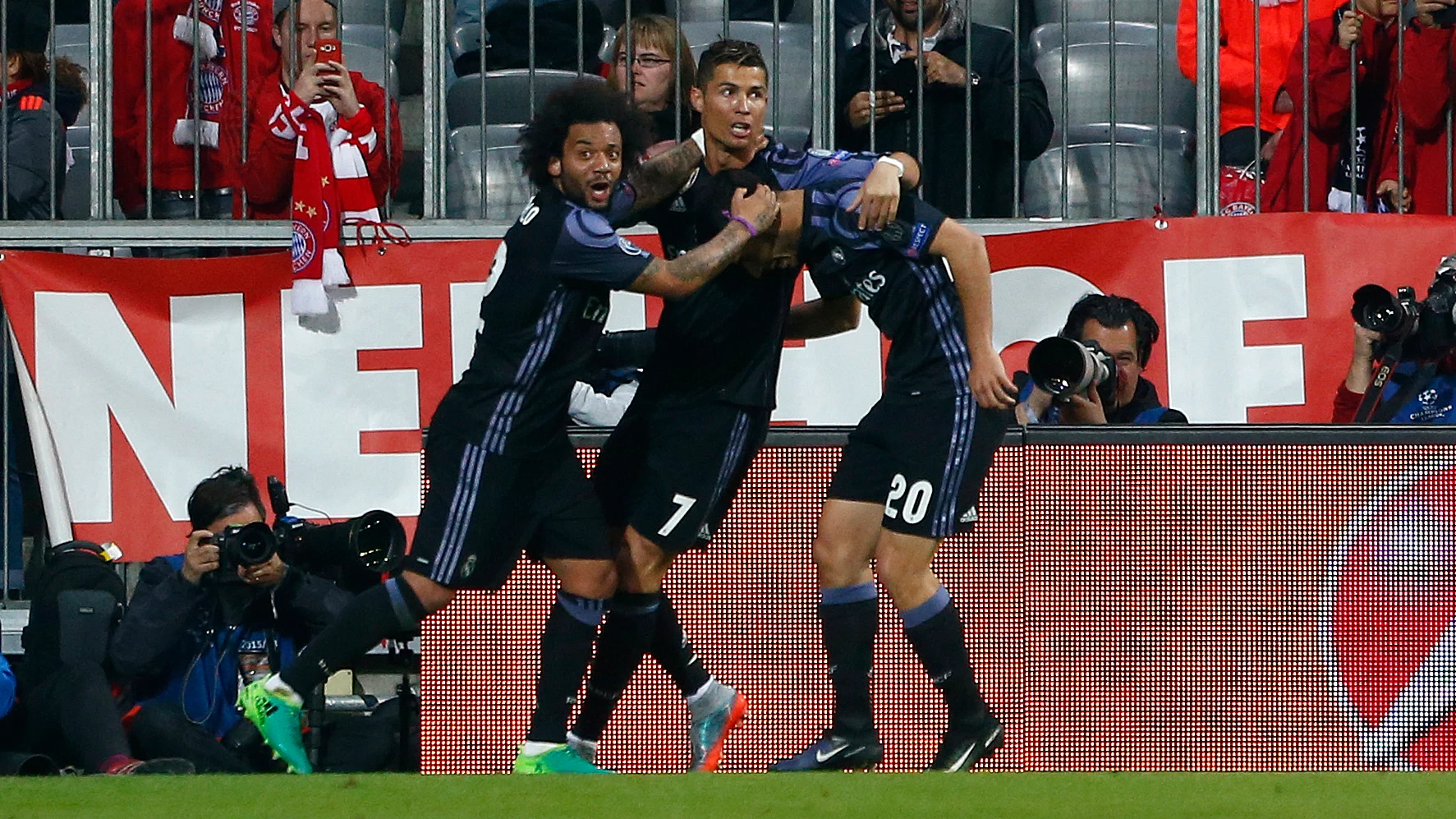 Cristiano Ronaldo celebra su segundo gol ante el Bayern con Marcelo y Asensio