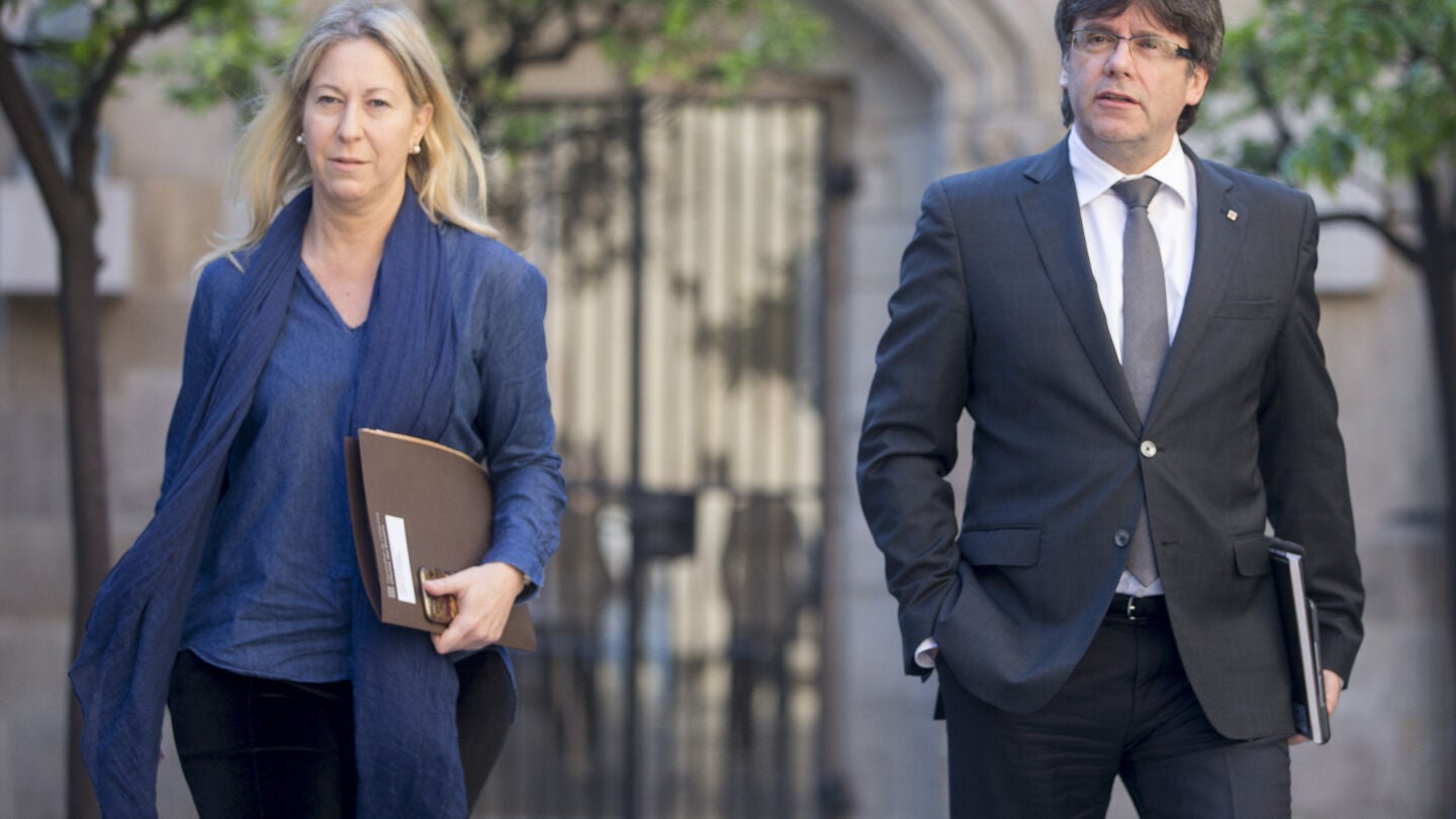 La consejera de la Presidencia, Neus Munt&eacute;, y el president de la Generalitat, Carles Puigdemont