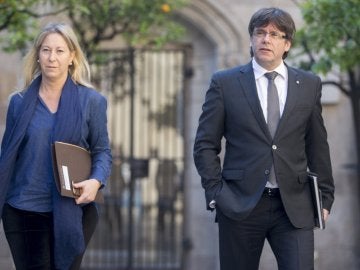 La consejera de la Presidencia, Neus Munté, y el president de la Generalitat, Carles Puigdemont La consejera de la Presidencia, Neus Munté, y el president de la Generalitat, Carles Puigdemont