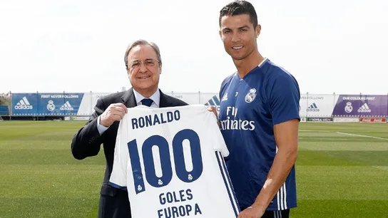 Florentino Pérez da a Cristiano Ronaldo una camiseta conmemorativa por sus 100 goles en Europa Florentino Pérez da a Cristiano Ronaldo una camiseta conmemorativa por sus 100 goles en Europa