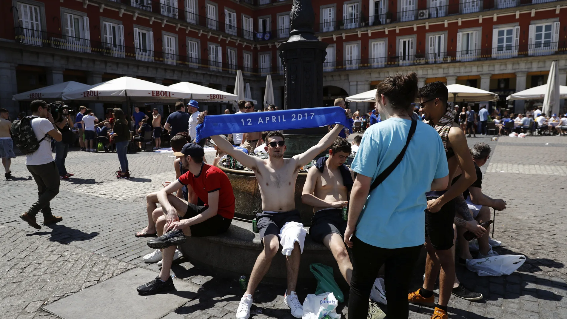 Aficionados del Leicester pasan en la plaza Mayor de Madrid las horas previas al partido