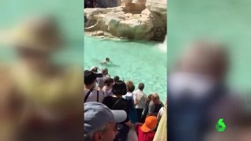 Frame 1.369708 de: Detienen a un exhibicionista que nadaba completamente desnudo en mitad de la Fontana di Trevi ante la mirada de los turistas