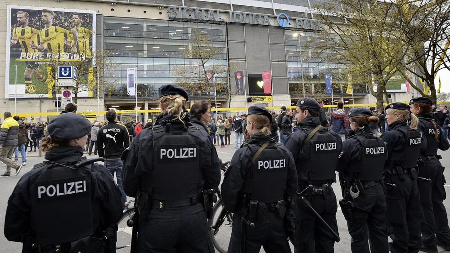 Policías en el estadio Signal Iduna Park Policías en el estadio Signal Iduna Park