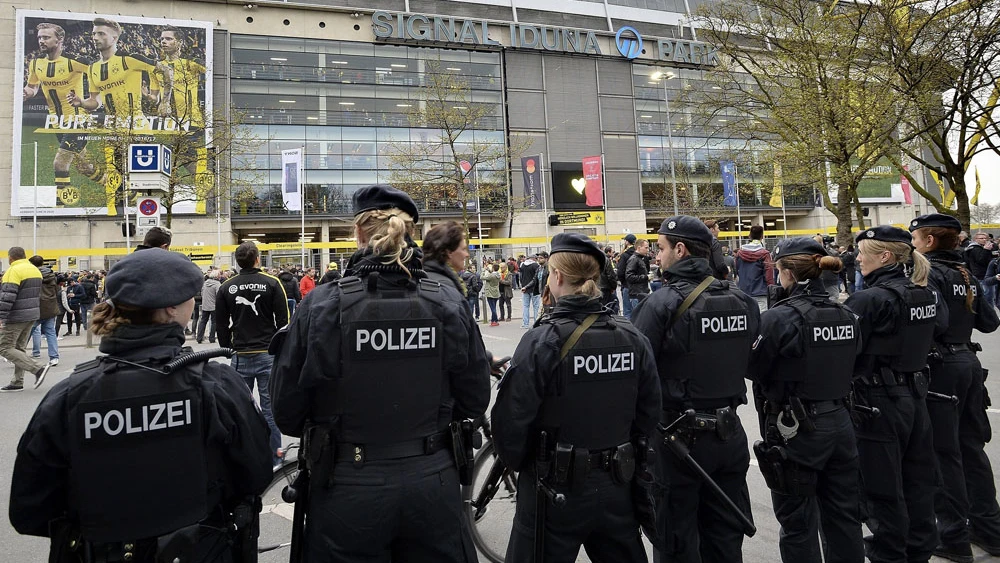 Policías en el estadio Signal Iduna Park Policías en el estadio Signal Iduna Park