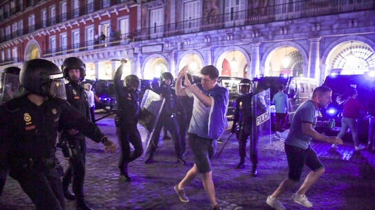 Aficionados del Leicester intentan zafarse de la Polic&iacute;a en la Plaza Mayor de Madrid