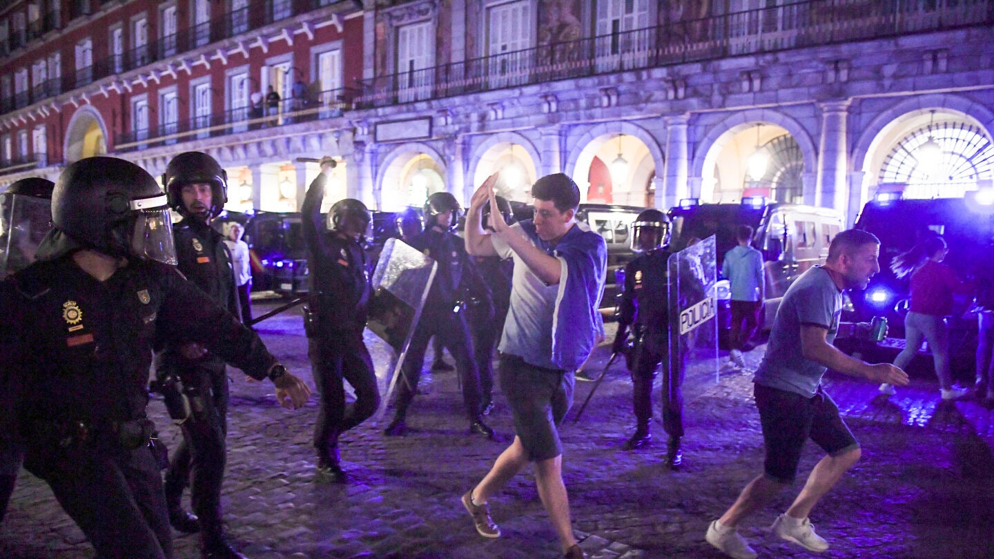 Aficionados del Leicester intentan zafarse de la Polic&iacute;a en la Plaza Mayor de Madrid