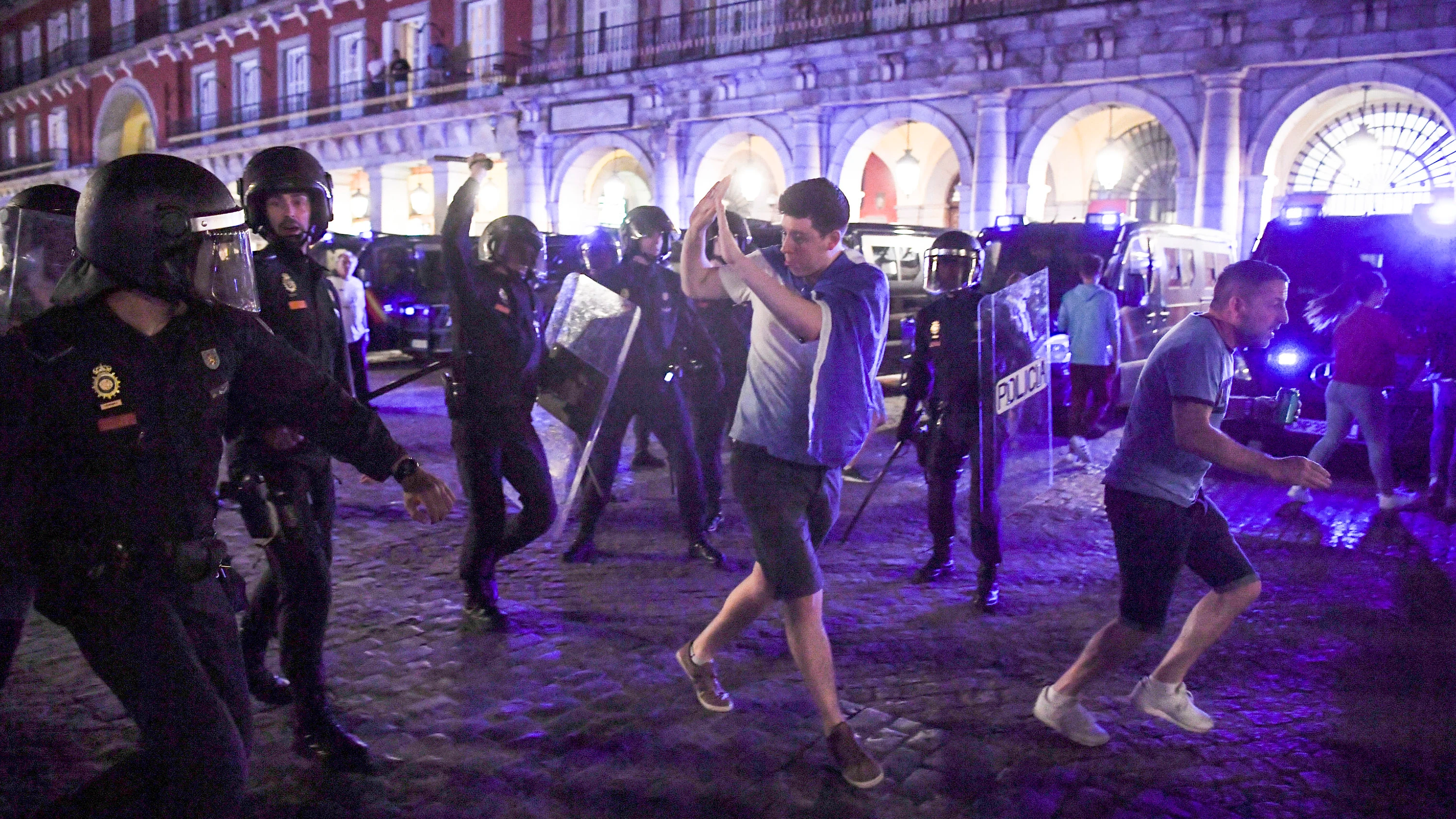 Aficionados del Leicester intentan zafarse de la Policía en la Plaza Mayor de Madrid