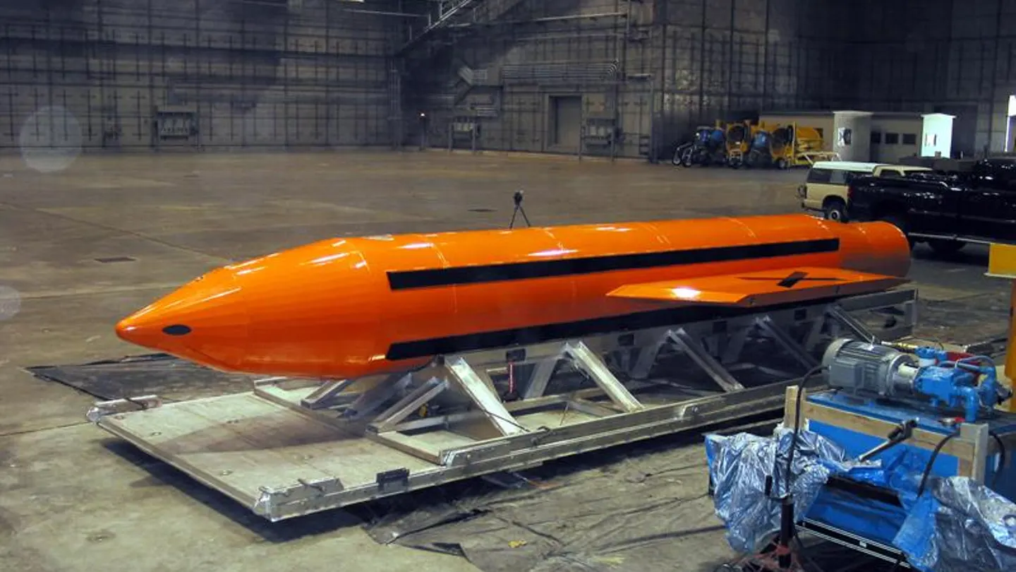 Un ejemplar de la bomba GBU-43 MOAB (Massive Ordenance Air Blast) Un ejemplar de la bomba GBU-43 MOAB (Massive Ordenance Air Blast)