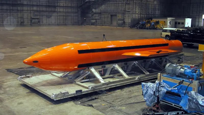 Un ejemplar de la bomba GBU-43 MOAB (Massive Ordenance Air Blast)