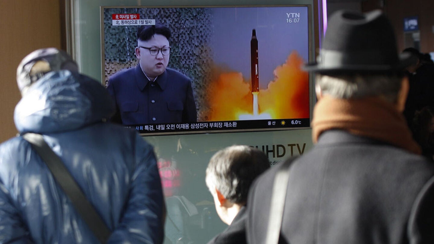 Una televisi&oacute;n informa sobre Pyongyang (Archivo)