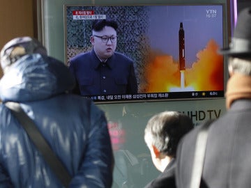 Una televisión informa sobre Pyongyang (Archivo) Una televisión informa sobre Pyongyang (Archivo)