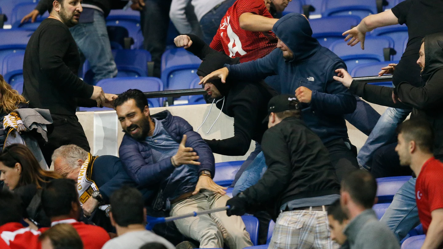 Momento de la batalla campal entre aficionados del Lyon y del Besiktas Momento de la batalla campal entre aficionados del Lyon y del Besiktas