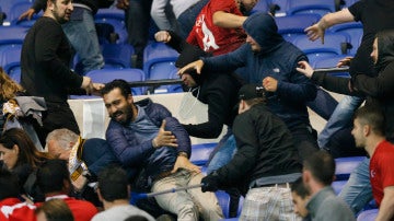 Momento de la batalla campal entre aficionados del Lyon y del Besiktas