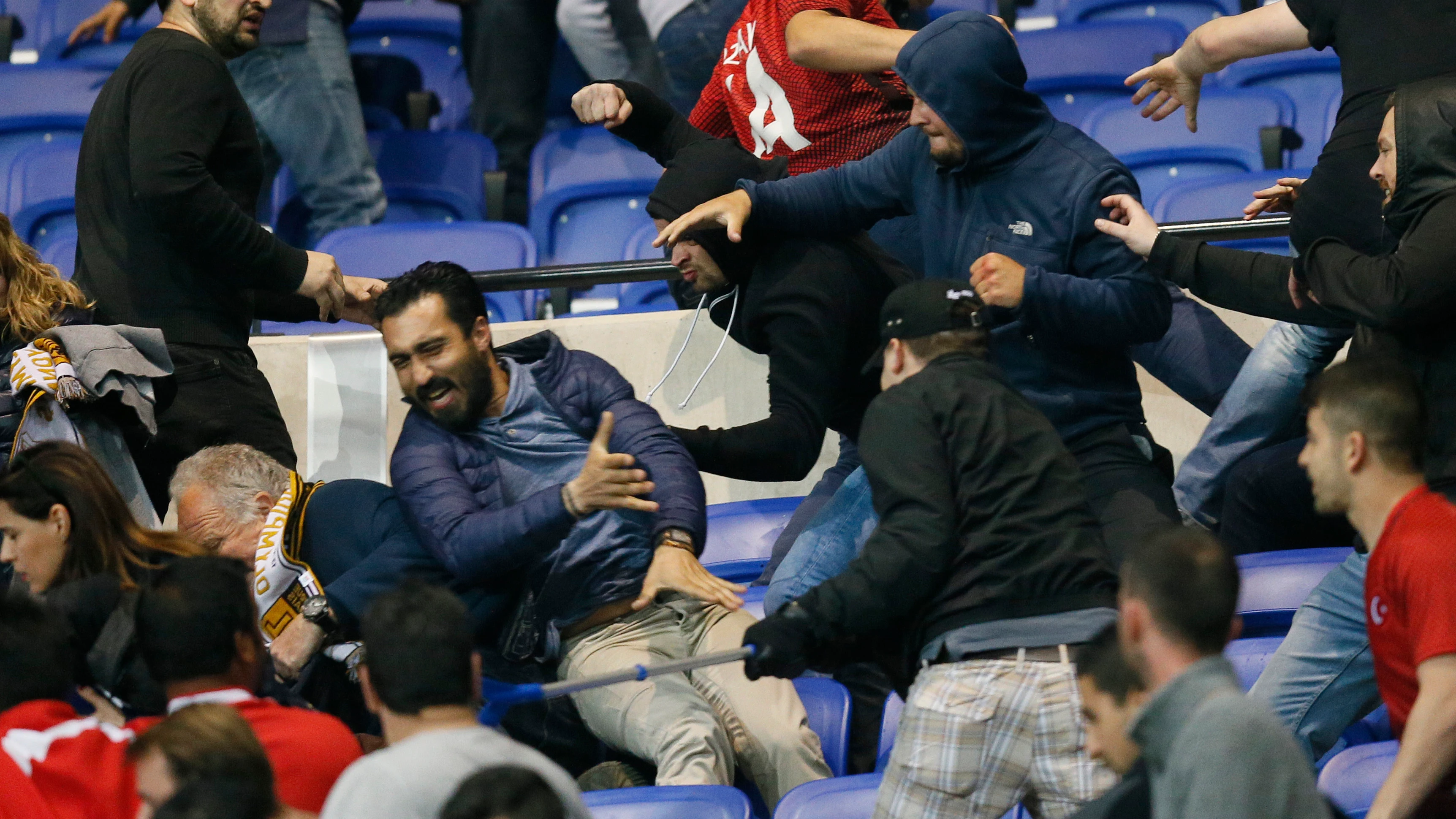 Momento de la batalla campal entre aficionados del Lyon y del Besiktas Momento de la batalla campal entre aficionados del Lyon y del Besiktas