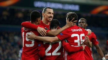 Los jugadores del Manchester United celebran el gol de Mkhitaryan ante el Anderlecht