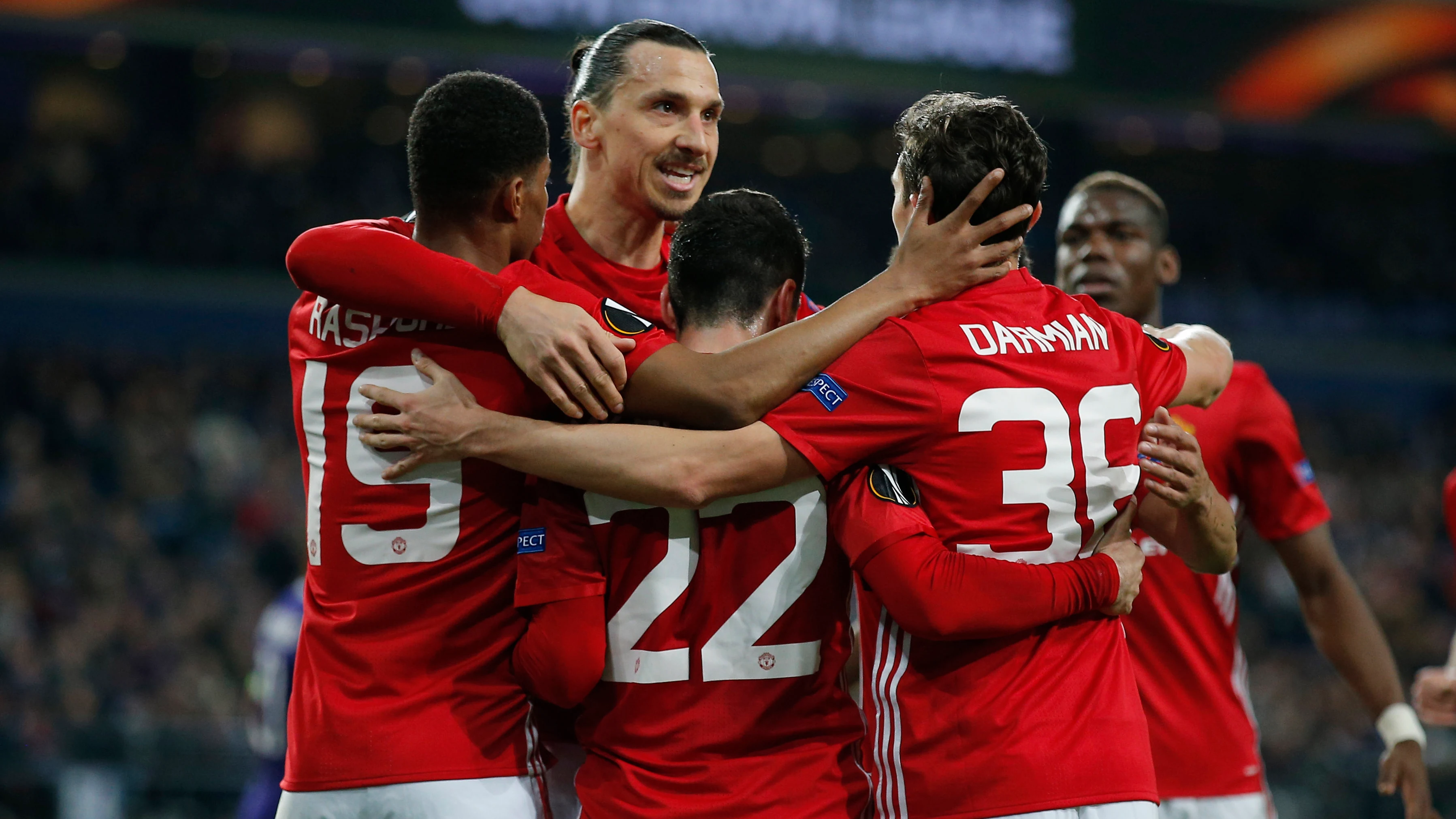 Los jugadores del Manchester United celebran el gol de Mkhitaryan ante el Anderlecht