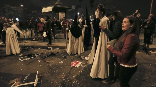 Imagen de los disturbios de la Madrugá en Sevilla Imagen de los disturbios de la Madrugá en Sevilla