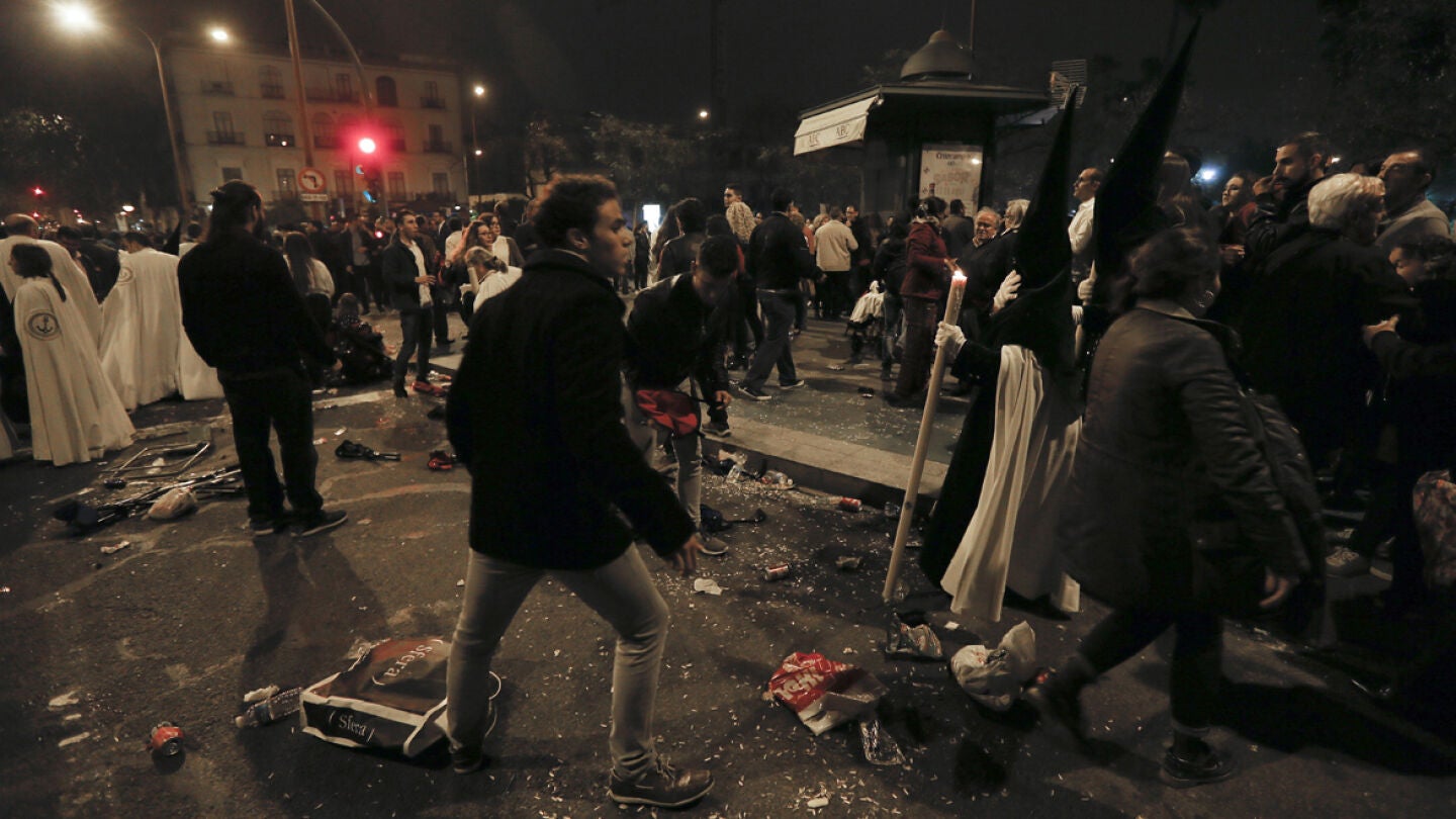 Imagen de una de las estampidas en la Madrug&aacute; en Sevilla