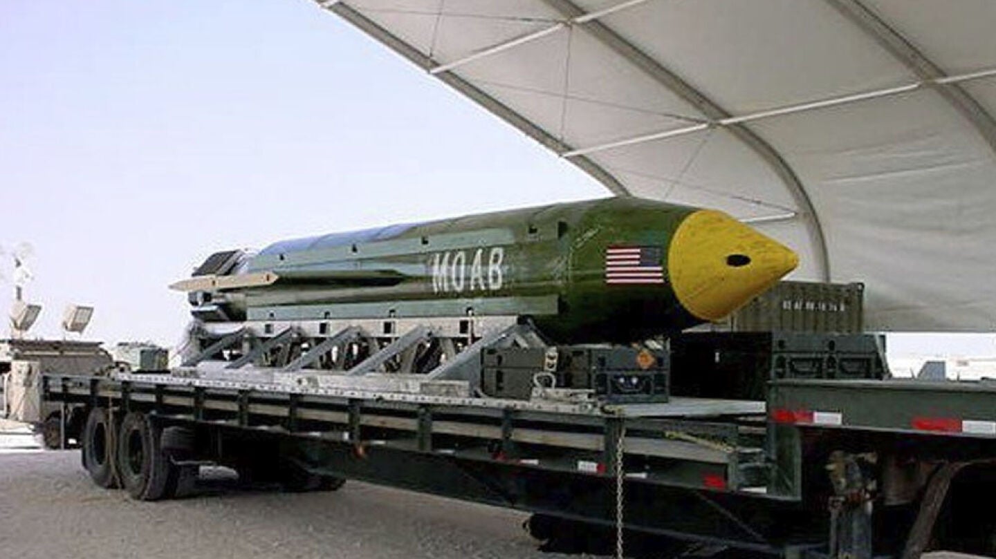 Fotograf&iacute;a sin fechar que muestra una bomba GBU-43 Massive Ordnance Air Blast (MOAB)