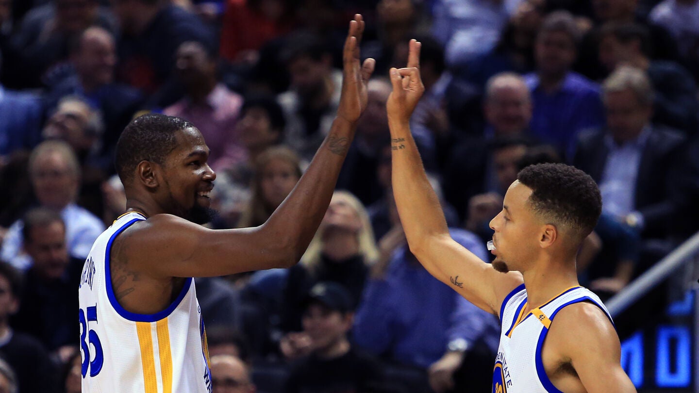 Durant y Curry celebran una canasta de los Warriors