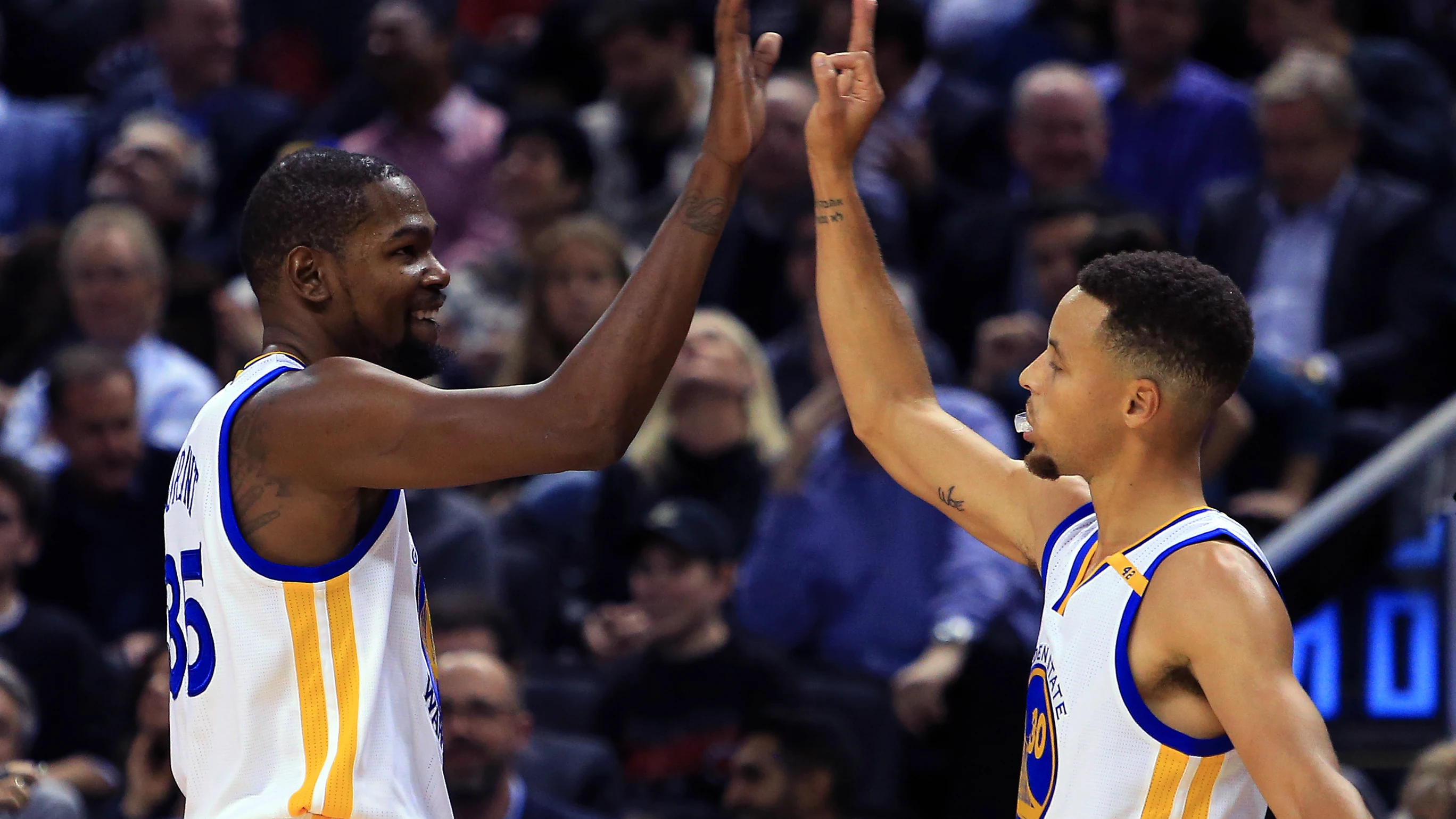 Durant y Curry celebran una canasta de los Warriors