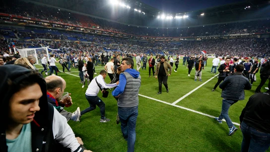 Los aficionados del Lyon huyen al terreno de juego Los aficionados del Lyon huyen al terreno de juego