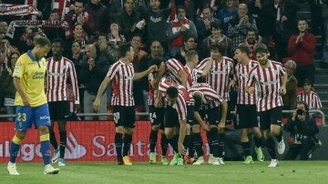 Los jugadores del Athletic celebran uno de sus goles en su victoria sobre Las Palmas