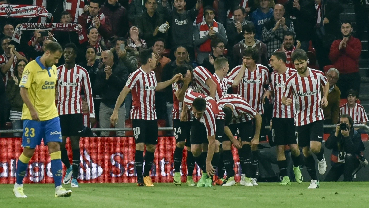 Los jugadores del Athletic celebran uno de sus goles en su victoria sobre Las Palmas