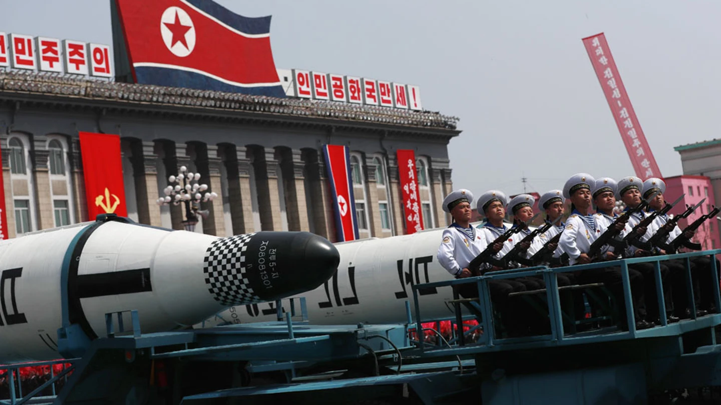 Pyongyang exhibe un posible nuevo misil de largo alcance en un desfile militar Pyongyang exhibe un posible nuevo misil de largo alcance en un desfile militar