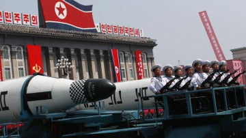 Pyongyang exhibe un posible nuevo misil de largo alcance en un desfile militar
